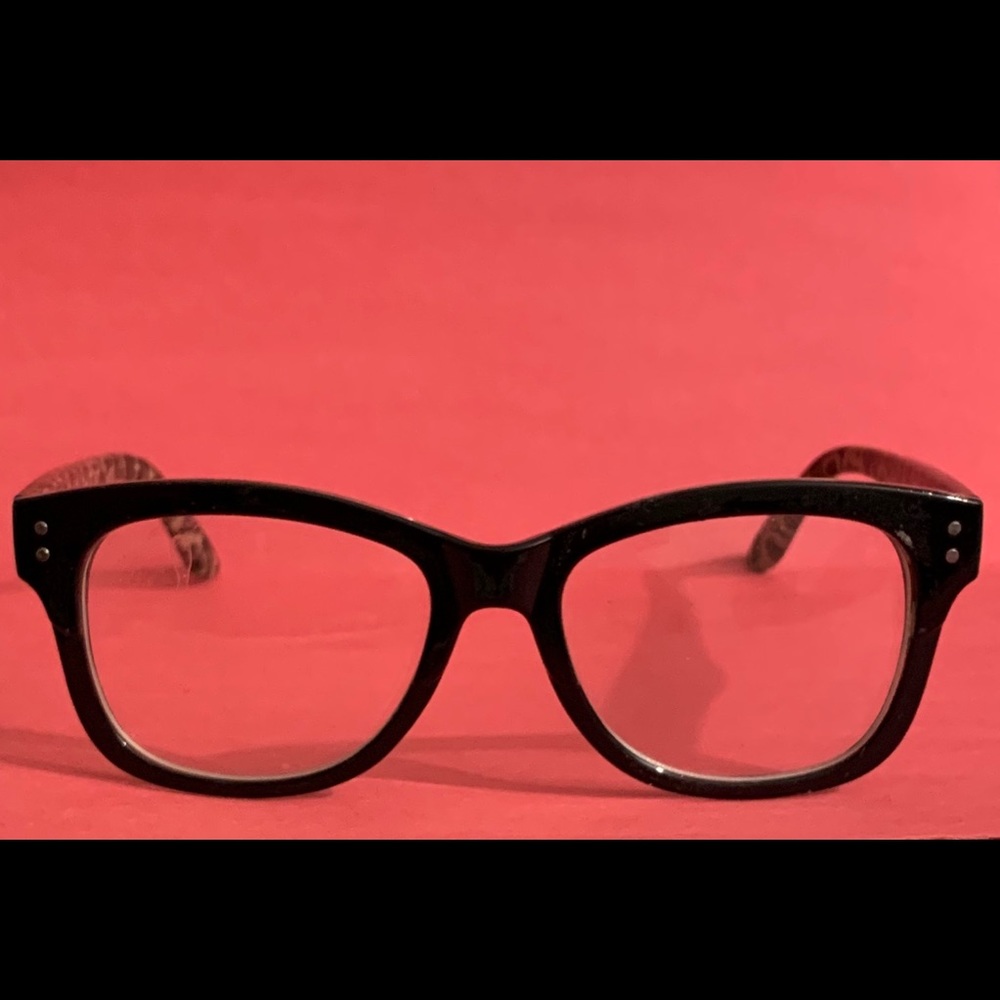 Black glasses with cheetah print interior